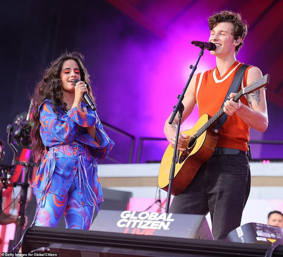 Cặp đôi Camila Cabello và Shawn Mendes có màn kết hợp biểu diễn tại Global Citizen Live.