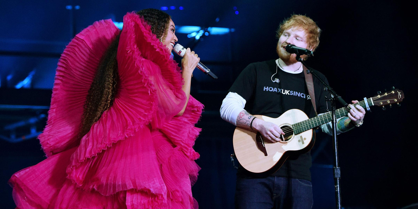 Phong cách thời trang khác biệt của Ed Sheeran và Beyoncé khiến khán giả thích thú.