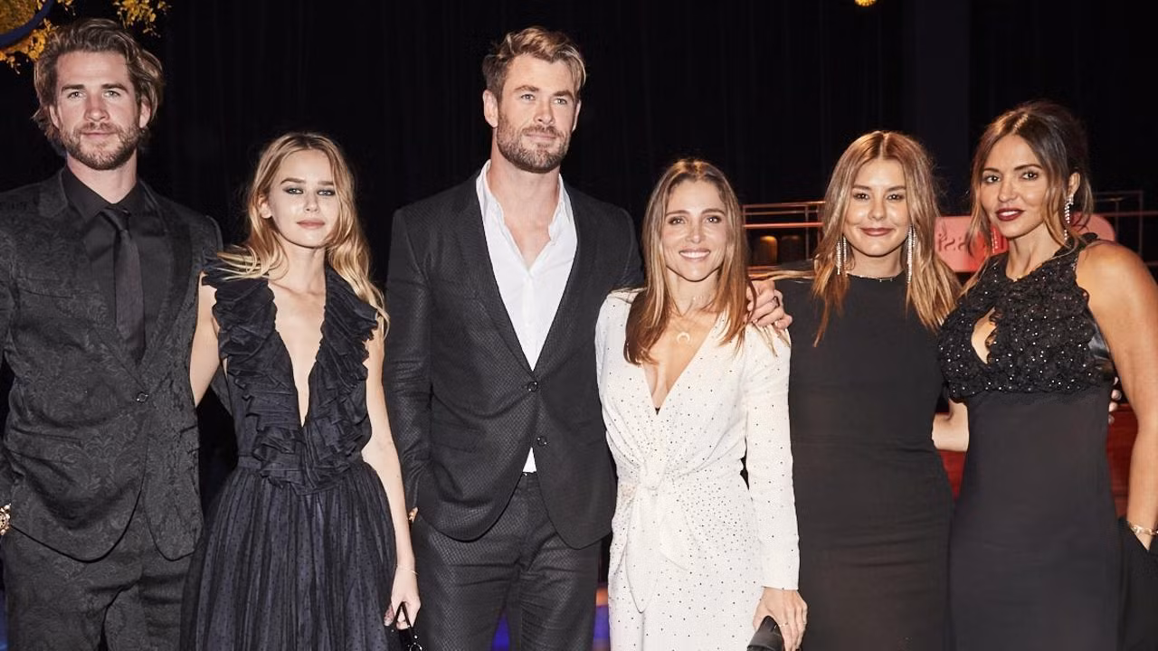 Cặp đôi Liam Hemsworth - Gabriella Brooks (mặc đồ đen, đứng bên trái khung hình) xuất hiện tại sự kiện Golden Dinner 2021.