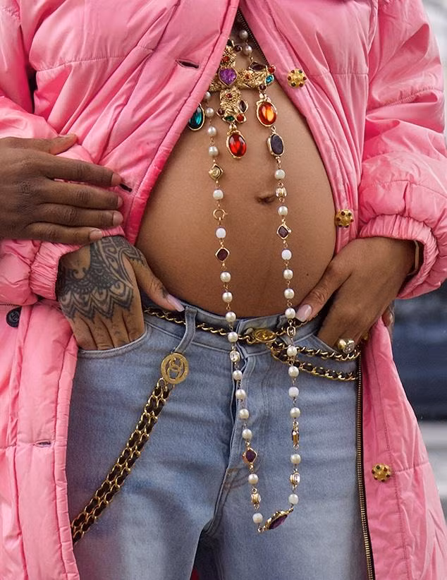 Rihanna và cách cô nàng "khoe cá tính" khi đang mang thai.