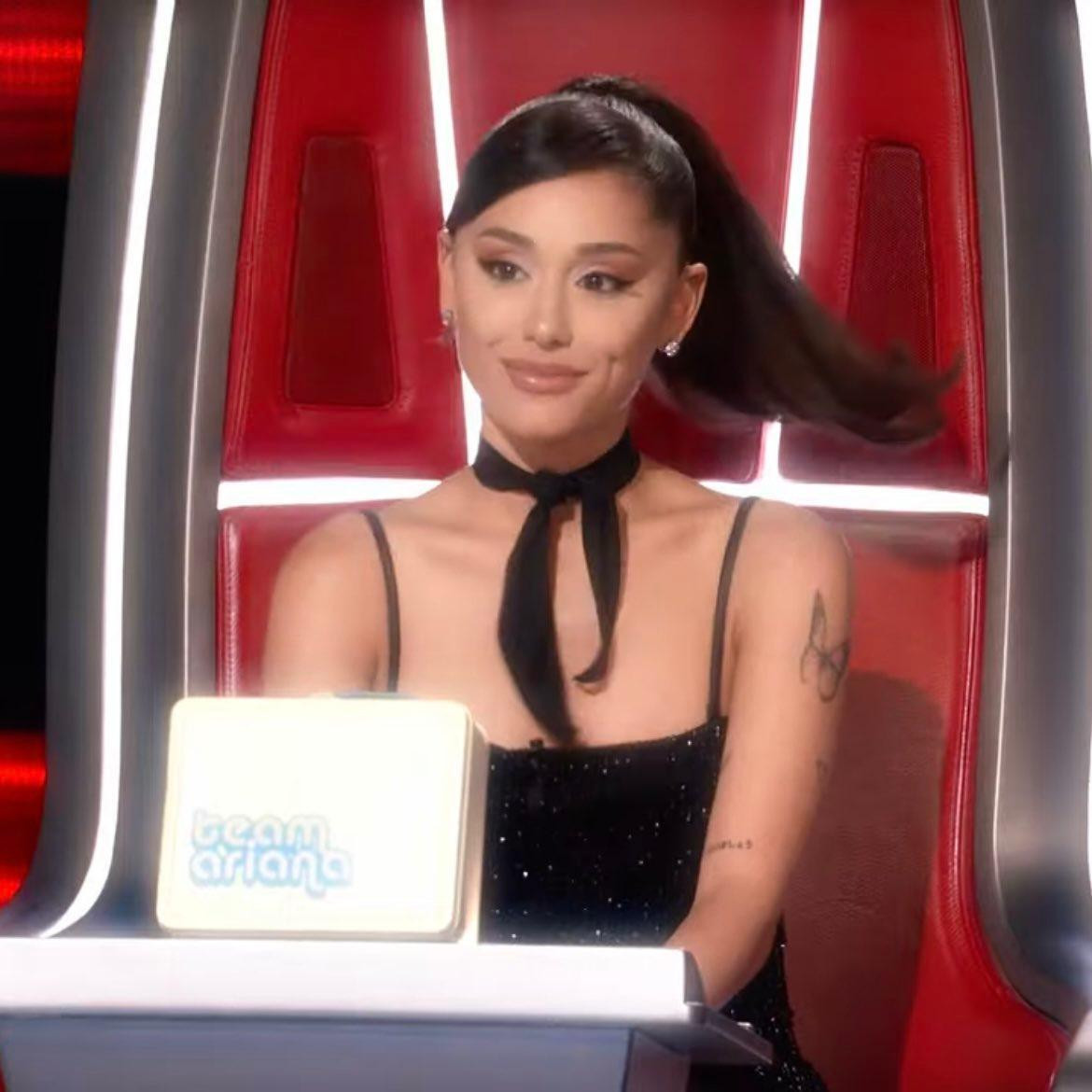 Chiếc hộp “bảo bối” của Ariana Grande gồm các sản phẩm hỗ trợ sức khỏe như trà, thực phẩm bổ sung, mật ong.