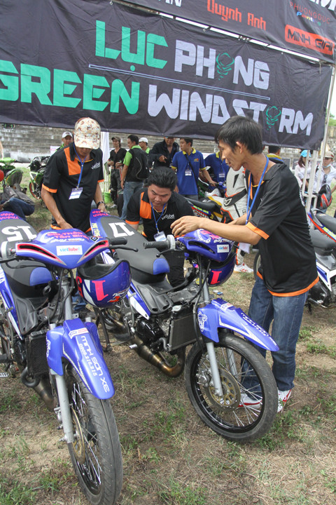 Các đội chuẩn bị xe cộ chờ lâm trận