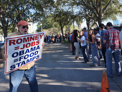 Jim (trái) một mình chống lại dòng người ủng hộ Obama. Jim (trái) một mình chống lại dòng người ủng hộ Obama