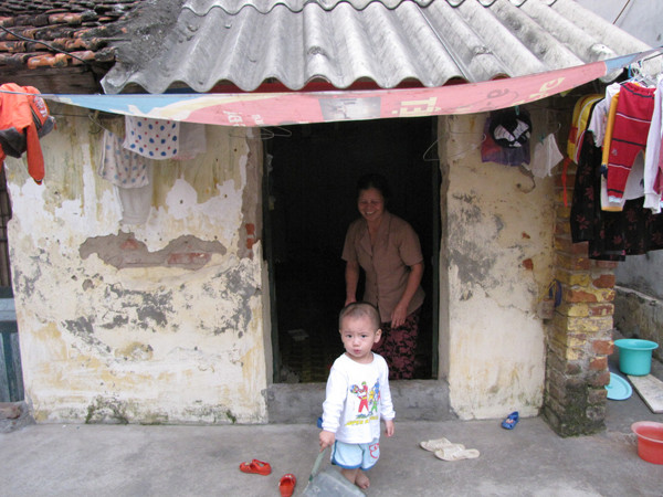 Phòng trọ tồi tàn của bà Bình. Ảnh: Lãng Phong