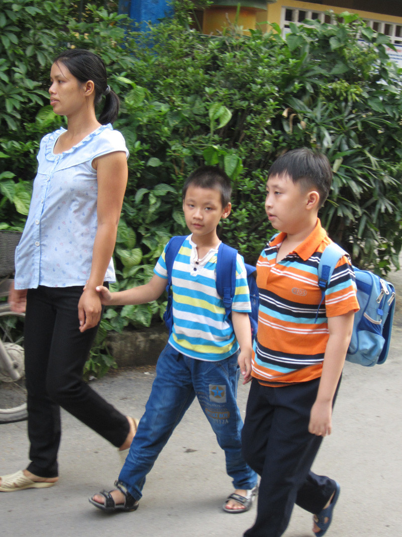 Hôm qua, chi Hằng đã lên thăm và đưa Hiếu đi học