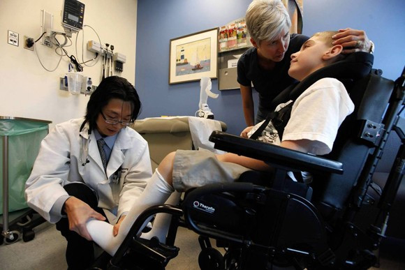 Sho Yano đang khám cho bệnh nhân. Bài viết: http://news.zing.vn/Nhung-9X-tai-nang-ban-linh-khien-ca-the-gioi-ne-phuc-post358397.html#home_cate.tinmoi Nguồn Zing News 