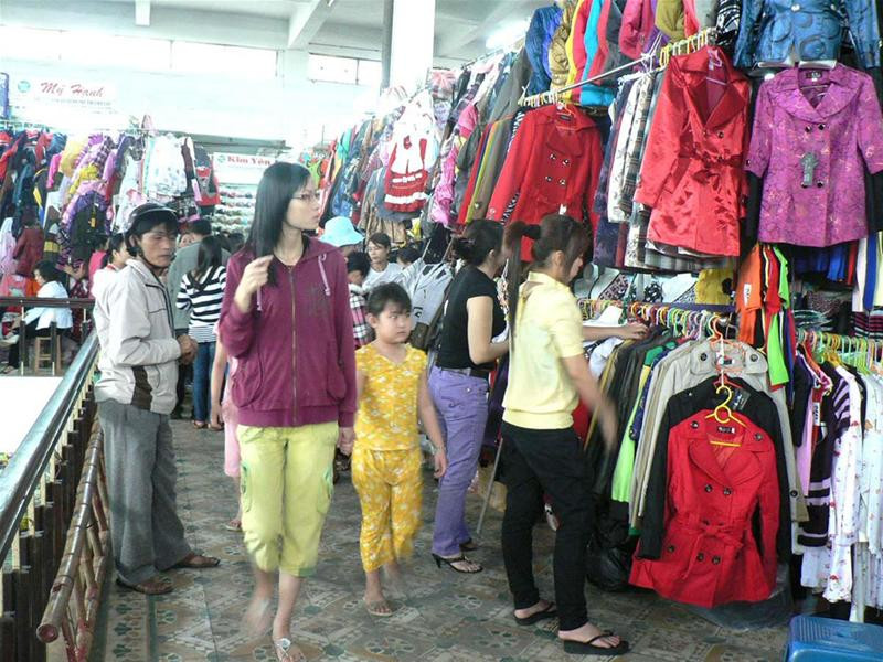 Tiểu thương Đà Nẵng không còn lo âu, kinh doanh tốt hơn vì tiếp tục được ở lại. Ảnh: Nguyễn Huy