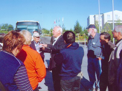 Ngài Kevin Heise (giữa) hướng dẫn du khách thăm cơ sở Boeing ở Seatle. Ảnh: Đinh Đức Cẩn. Ngài Kevin Heise (giữa) hướng dẫn du khách thăm cơ sở Boeing ở Seatle. Ảnh: Đinh Đức Cẩn