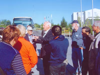 Ngài Kevin Heise (giữa) hướng dẫn du khách thăm cơ sở Boeing ở Seatle. Ảnh: Đinh Đức Cẩn