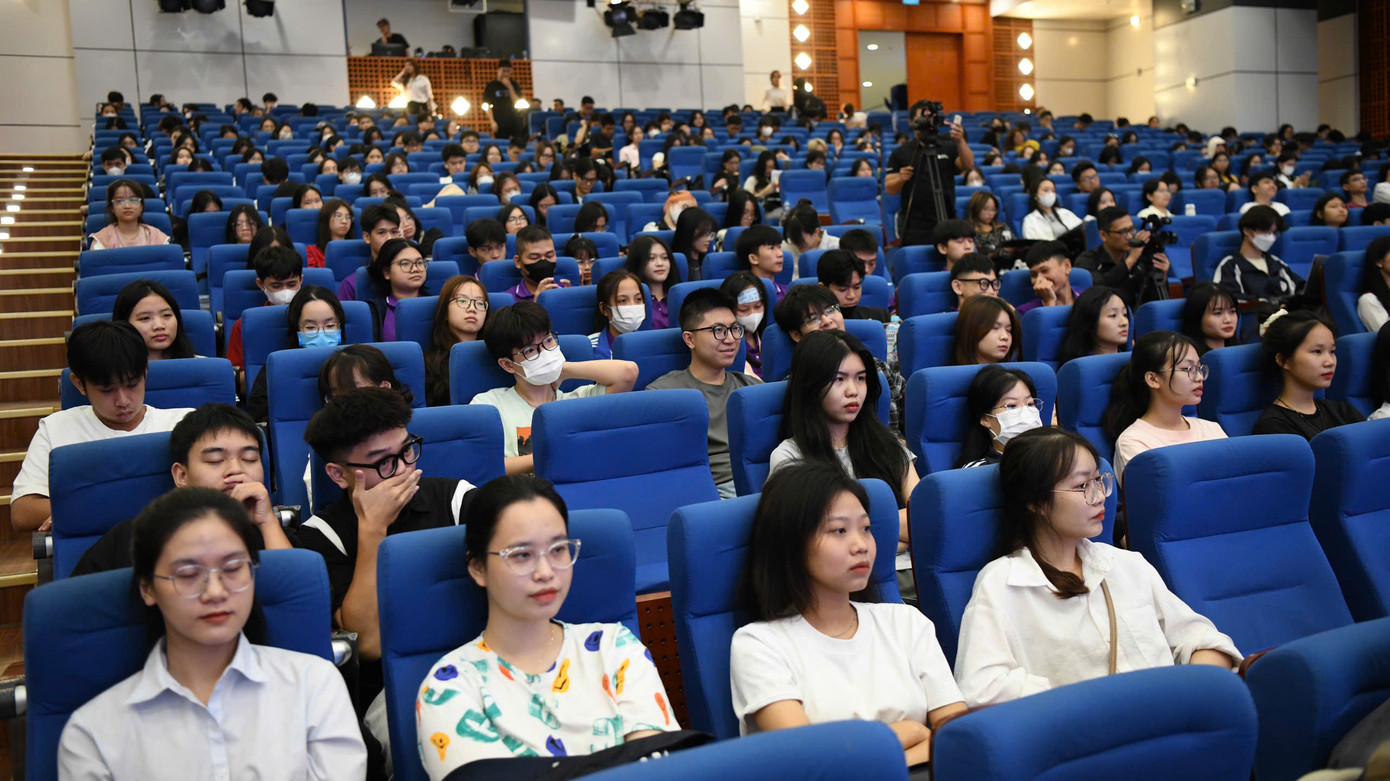 Sinh viên tham dự chương trình tọa đàm.