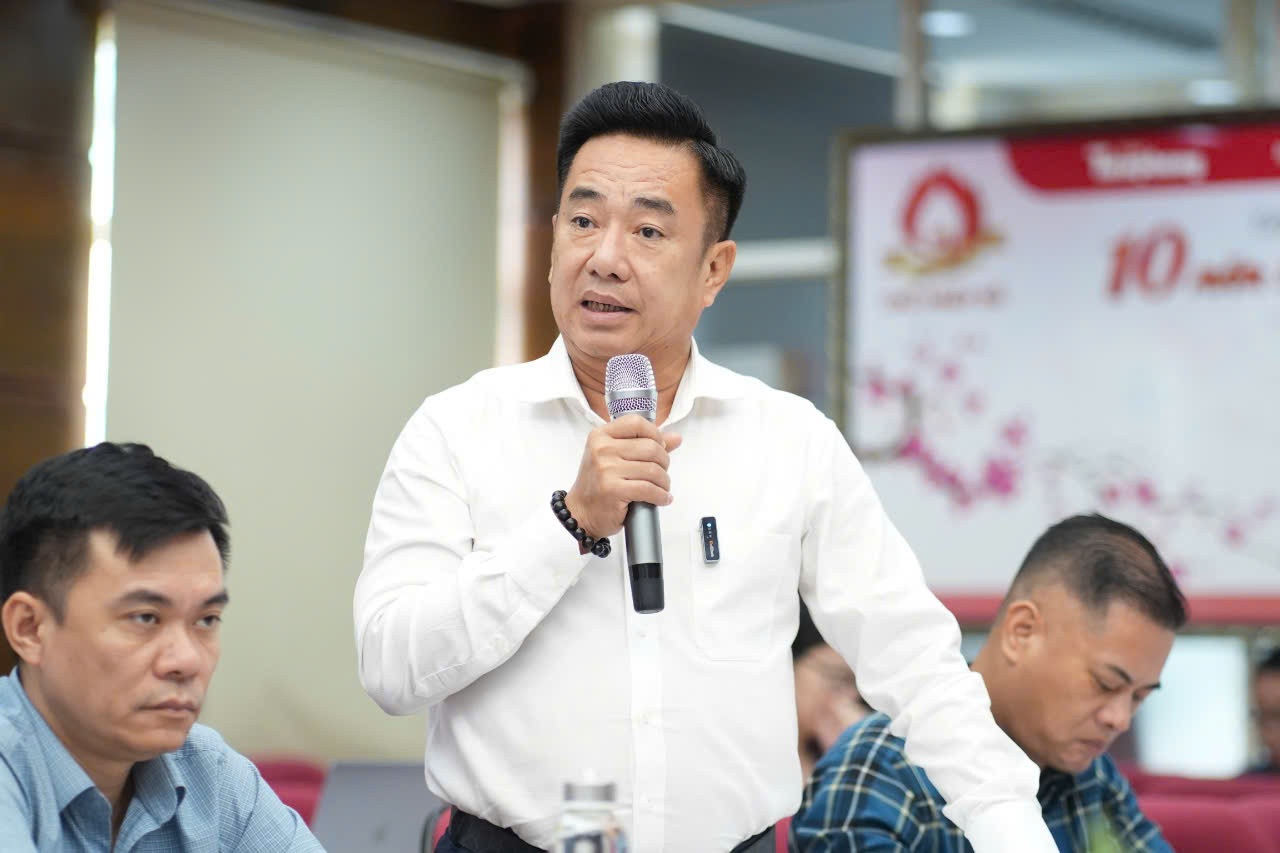 Ông Huỳnh Văn Thuận (áo trắng).