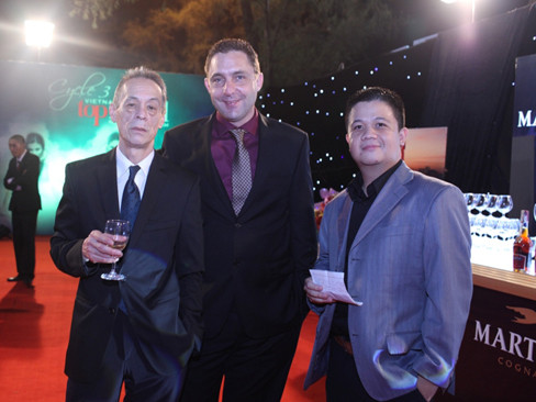 Ông Christian Paris (trái) trên thảm đỏ đêm chung kết VN's Next Top Model 2012