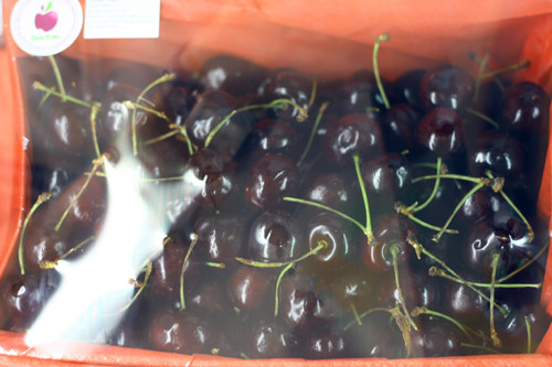 Cherry nhập từ Mỹ được bảo quản trong các tủ mát, trong khi cherry Trung Quốc có thể bày bán trong điều kiện ngoài trời mà... không sợ hỏng