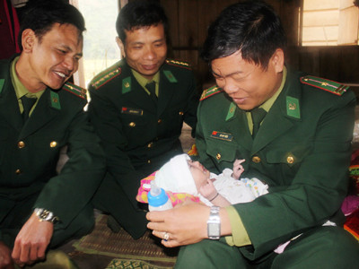 Bé Hồ Dưỡng được Đồn biên phòng cửa khẩu Cha Lo cứu sống 