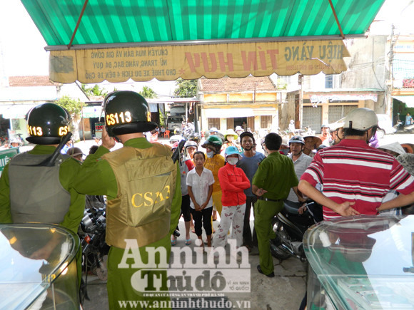 Đông người dân đến xem Hiệu vàng Tín Huy. Đông người dân đến xem Hiệu vàng Tín Huy