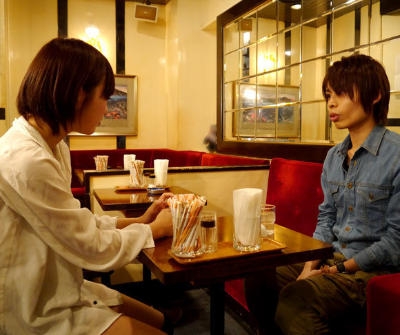 Họ làm quen sau khi cùng nhau uống cà phê. Họ làm quen sau khi cùng nhau uống cà phê