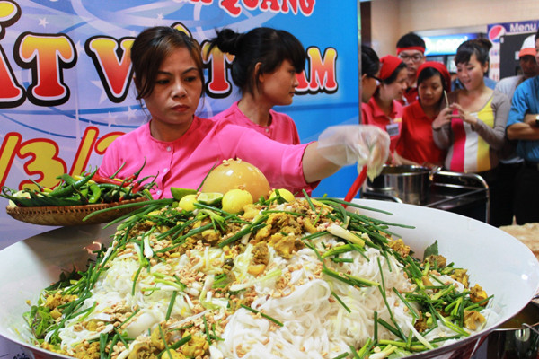 Phủ thêm hành, đậu phụng, ớt để tăng hương vị cho tô mì Quảng