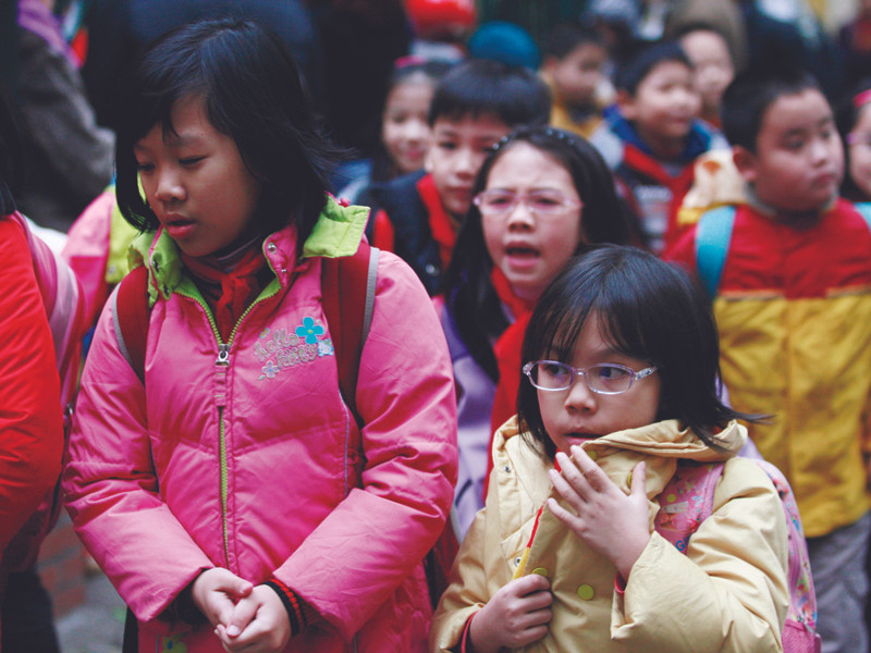 Vấn nạn dạy thêm, học thêm đè nặng trên đôi vai trẻ thơ. Ảnh minh họa: Hồng Vĩnh