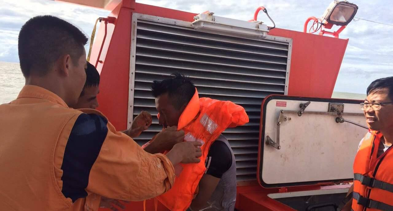 Cứu sống nhiều thuyền viên vụ chìm tàu ở Nghệ An ảnh 3