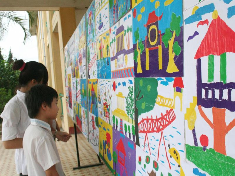 Những bức tranh xé dán. Ảnh: N.T