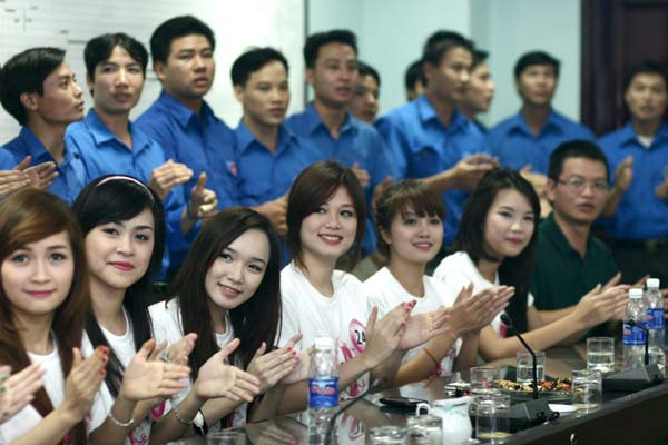 Cùng các công nhân viên, cán bộ công ty CP than Hà Lầm – TKV giao lưu văn nghệ