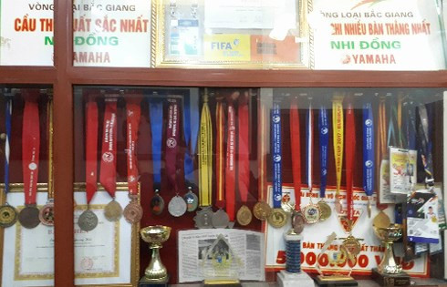 Cảm xúc vỡ òa ở quê nhà tuyển thủ U23 Nguyễn Quang Hải ảnh 2