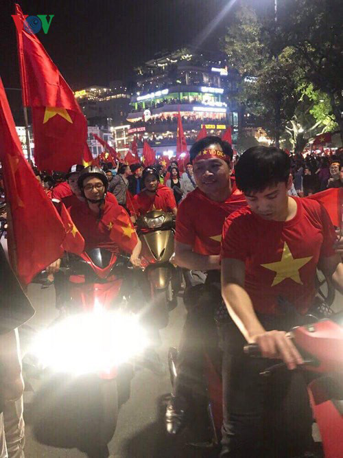 Phó thủ tướng Vũ Đức Đam ra đường mừng chiến thắng U23 Việt Nam