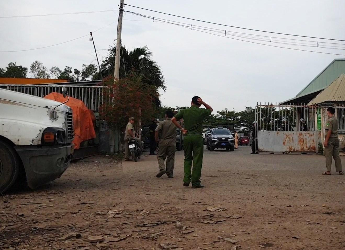 Lực lượng chức năng có mặt tại trung tâm đăng kiểm xe cơ giới số 50-07V. Ảnh: NT Lực lượng chức năng có mặt tại trung tâm đăng kiểm xe cơ giới số 50-07V. Ảnh: NT