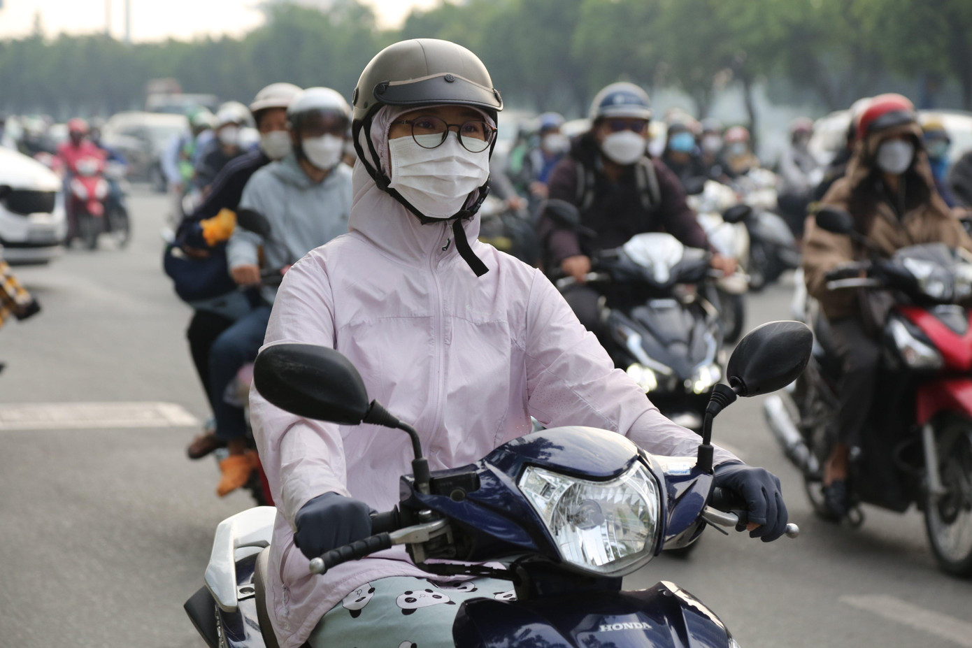 Nhiều người mặc thêm áo khoác, đeo bao tay để giữ ấm khi ra đường.