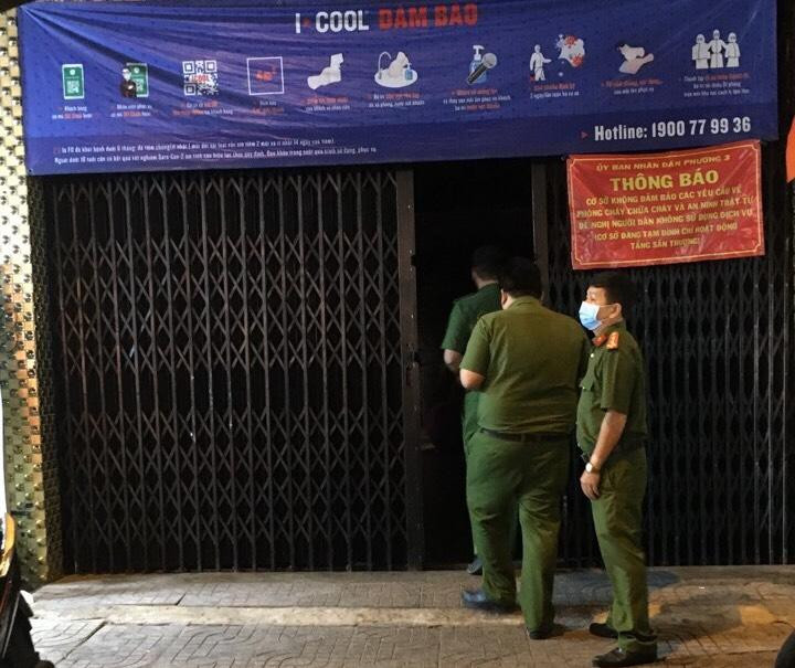 Mặc dù cơ quan chức năng đã dán thông báo cơ sở không đảm bảo các điều kiện về PCCC và ANTT, đề nghị người dân không sử dụng dịch vụ, tuy nhiên nhà hàng karaoke ICool 16 vẫn mở cửa đón khách. Mặc dù cơ quan chức năng đã dán thông báo cơ sở không đảm bảo các điều kiện về PCCC và ANTT, đề nghị người dân không sử dụng dịch vụ, tuy nhiên nhà hàng karaoke ICool 16 vẫn mở cửa đón khách.