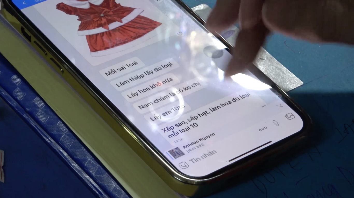 Nhằm tăng sức mua cũng như tiếp cận khách hàng, ngoài buôn bán trực tiếp tại cửa hàng, nhiều chủ cửa hàng đã đẩy mạnh bán hàng online. Các mặt hàng trang trí, quà tặng Giáng sinh cũng được giới thiệu, rao bán trên các website, sàn thương mại điện tử.