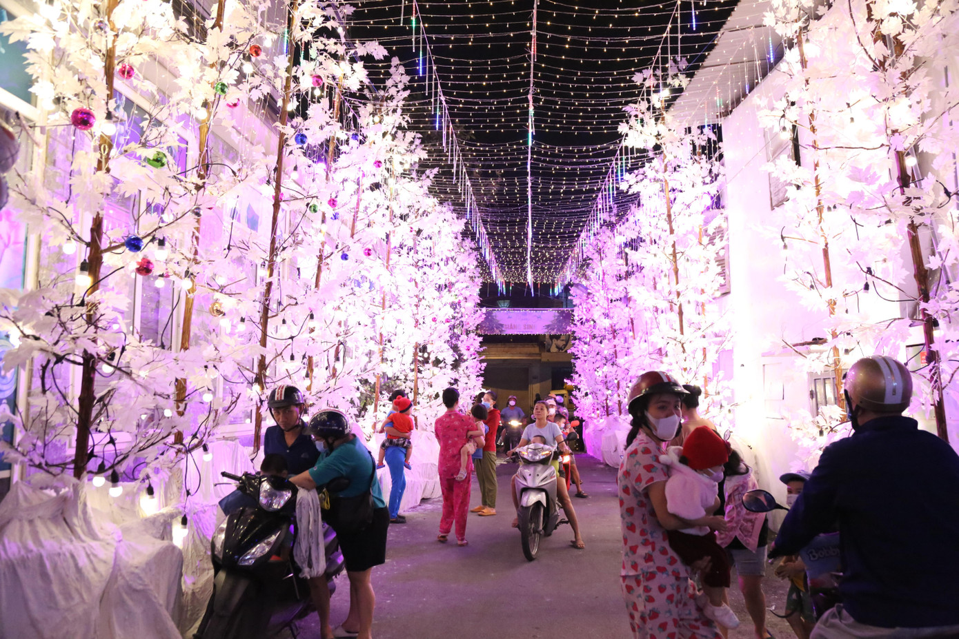 Nhiều người dân từ nơi khác đến tham quan, chụp ảnh. Người dân trong hẻm không cảm thấy phiền vì càng đông người càng thêm vui, càng rộn ràng không khí chào đón Giáng sinh.