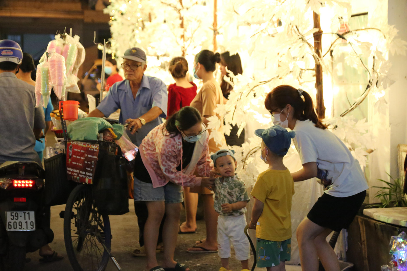 Nhiều gia đình đưa con nhỏ đến vui chơi, "check-in".