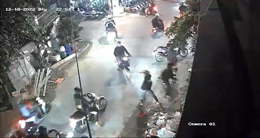 Hình ảnh trích xuất từ camera an ninh ghi lại vụ việc.