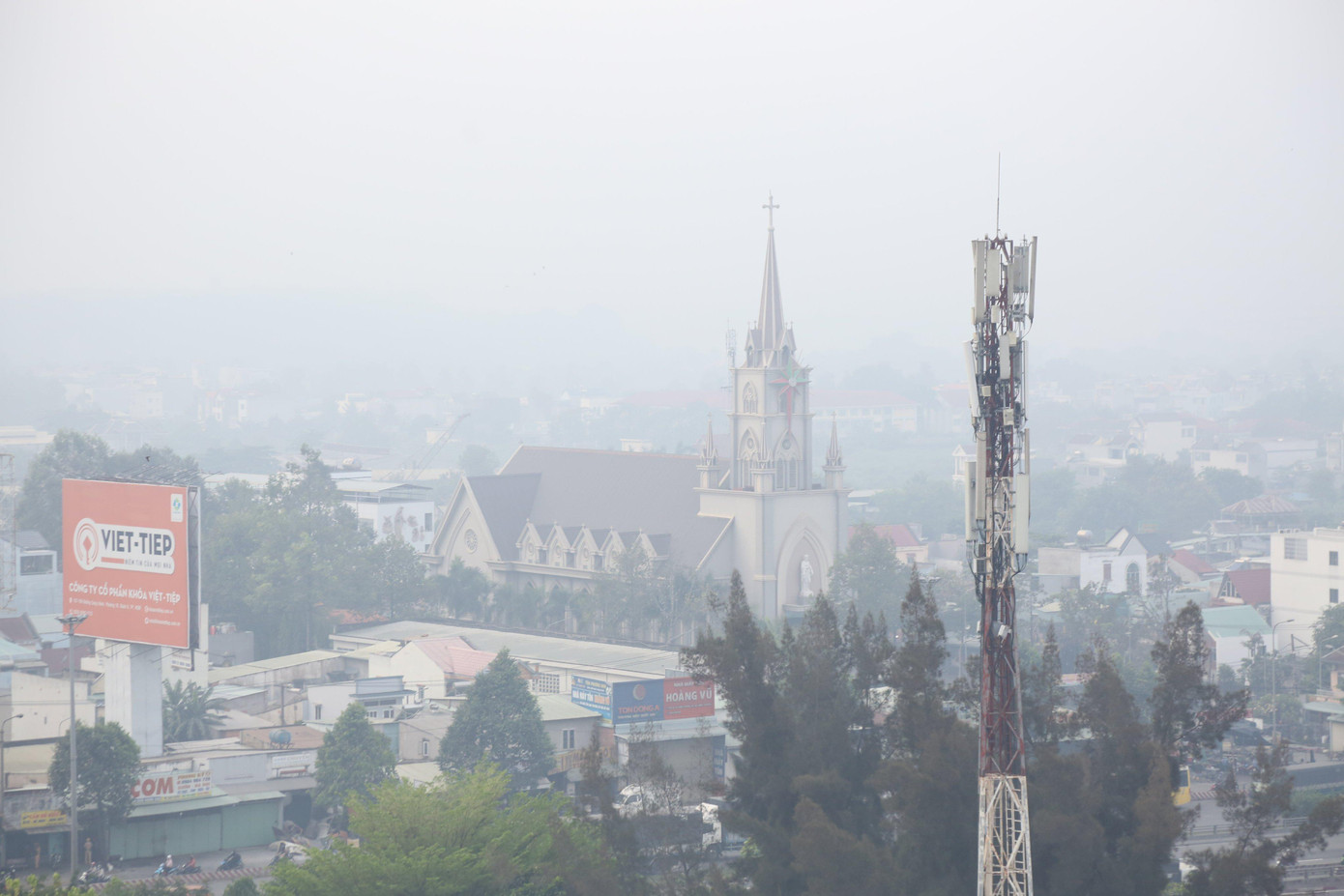 Trời se lạnh, nắng yếu, độ ẩm không khí cao khiến nhiều khu vực xuất hiện sương mù từ sáng sớm đến trưa.