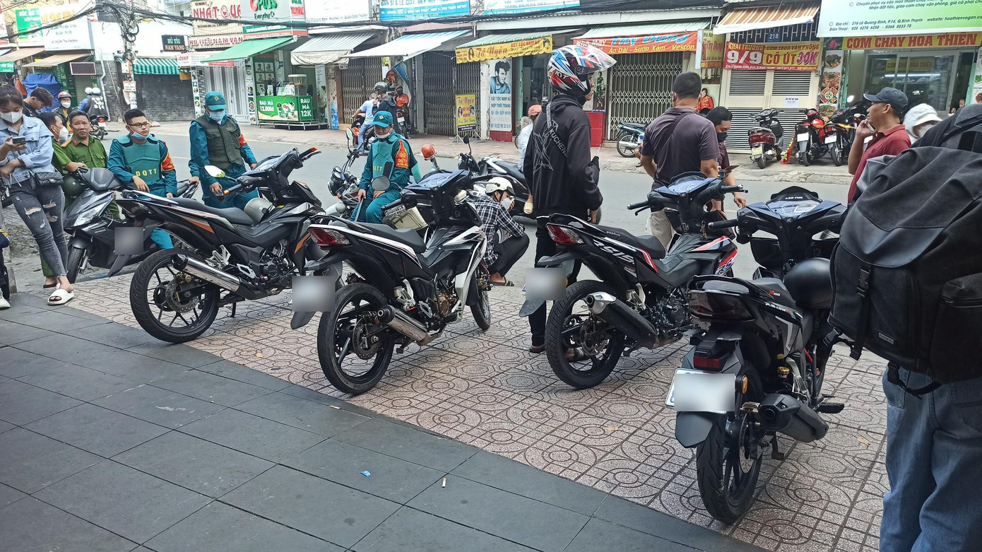 Lực lượng chức năng phát hiện hàng chục xe máy có dấu hiệu độ chế, dừng đỗ lấn chiếm lề đường trên đường Lê Quang Định, phường 14, quận Bình Thạnh.