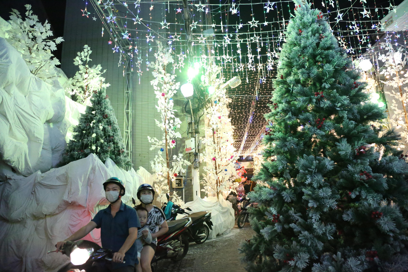 Con hẻm số 579 đường Phạm Văn Chiêu, quận Gò Vấp đã được trang trí rất lộng lẫy để chào đón dịp Giáng sinh năm nay.