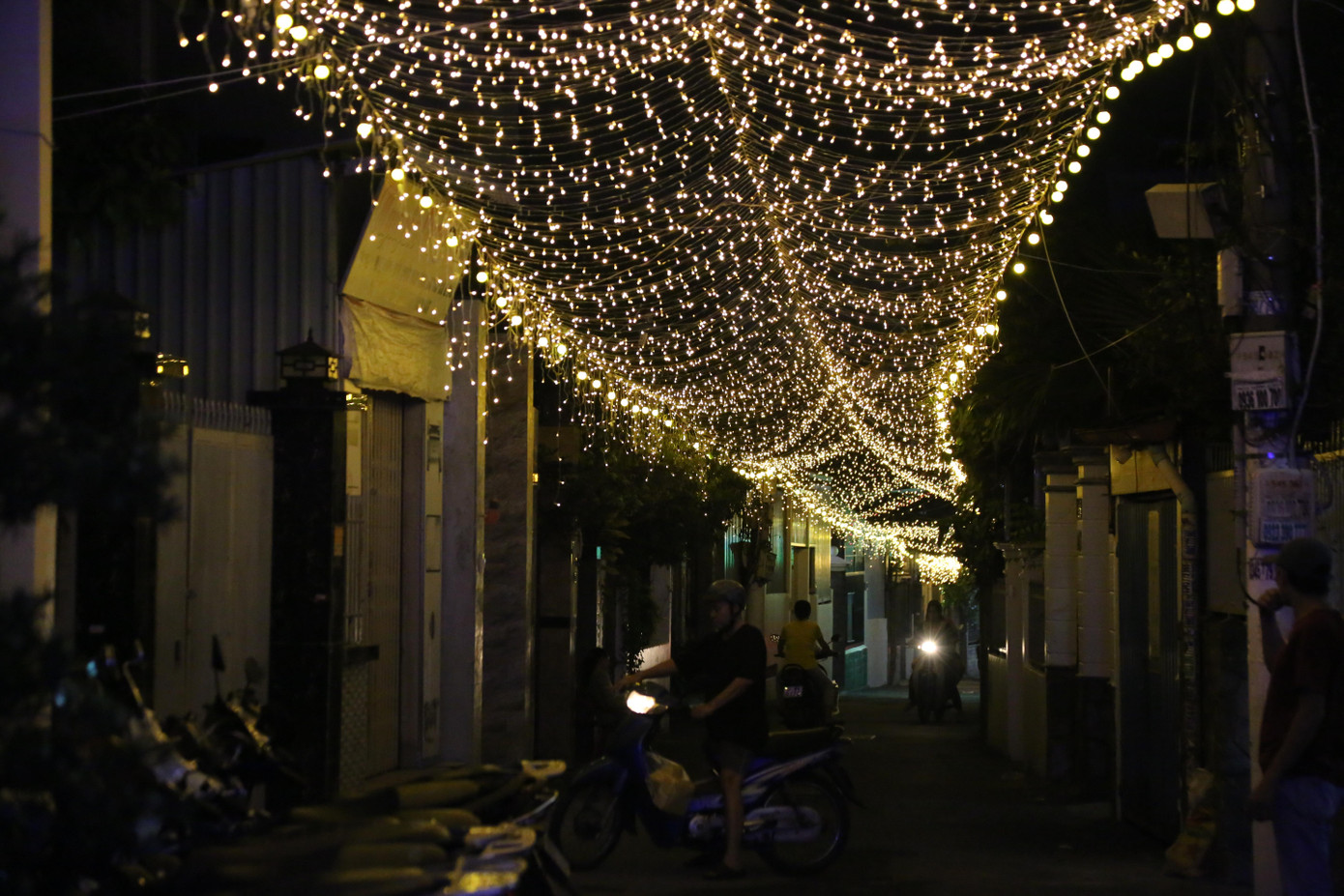 Từ đầu tháng 12 đến nay, không khí Giáng sinh đã bắt đầu len lỏi đến từng con phố, hẻm nhỏ ở TPHCM, đi đến đâu cũng thấy những ánh đèn lung linh, lộng lẫy.