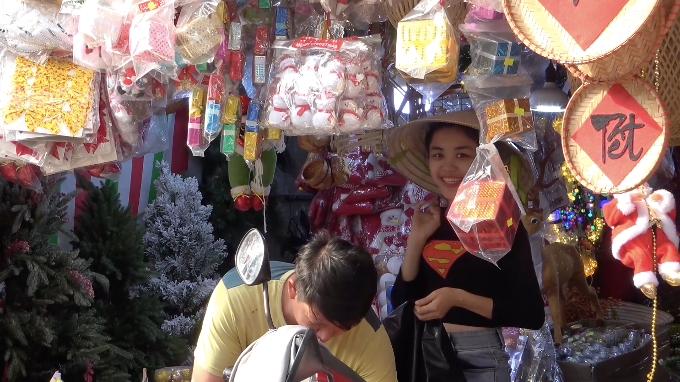 Các tiểu thương kinh doanh tại đường Hải Thượng Lãn Ông cho biết, năm nay tình hình dịch bệnh đã được kiểm soát nên sức mua của người dân đã tăng hơn nhiều so với năm trước.