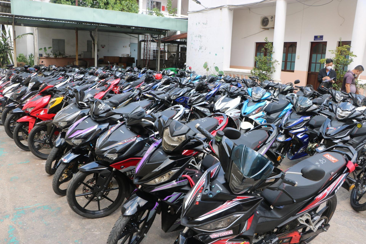 102 xe máy cùng các chủ phương tiện được đưa về trụ sở Công an để làm việc.