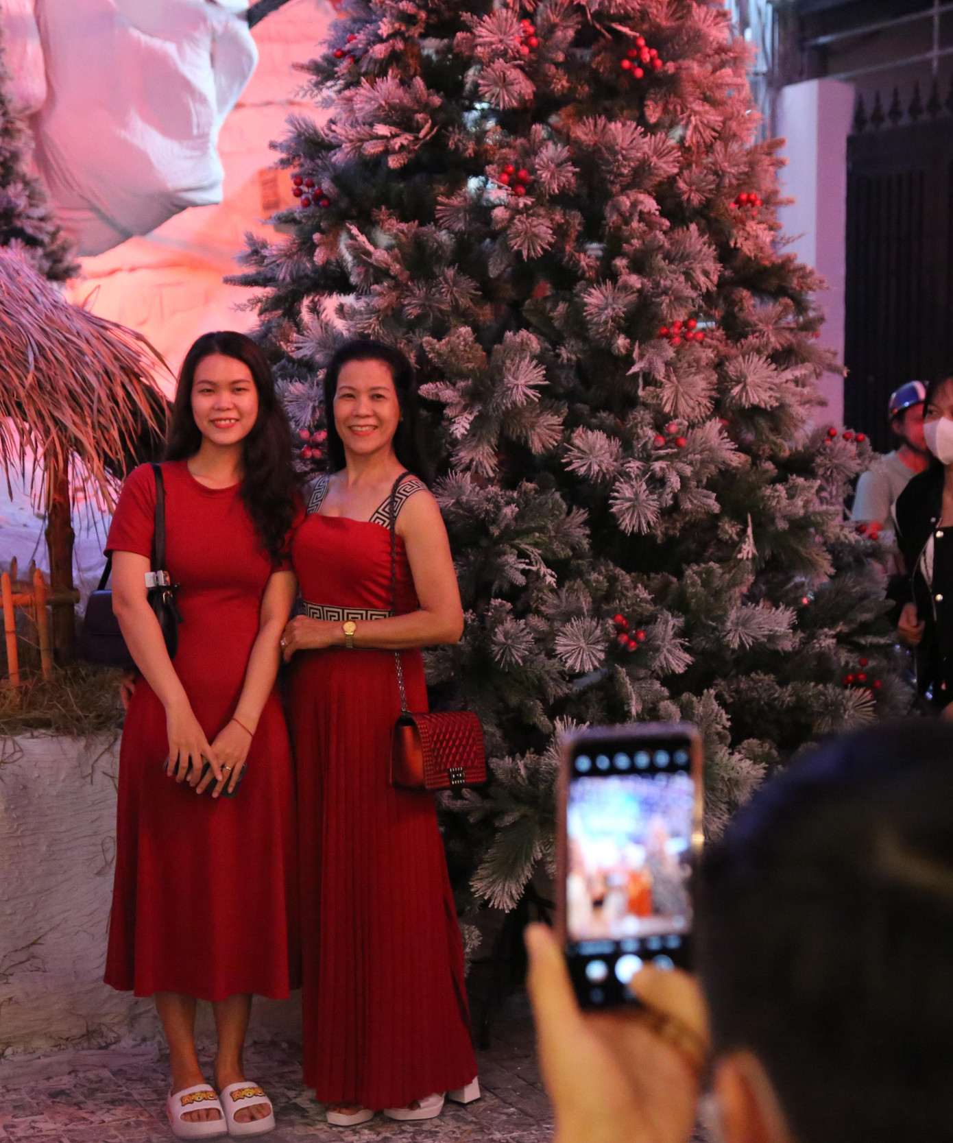 Mọi người cùng nhau lưu lại khoảnh khắc đẹp bên người thân, bạn bè.