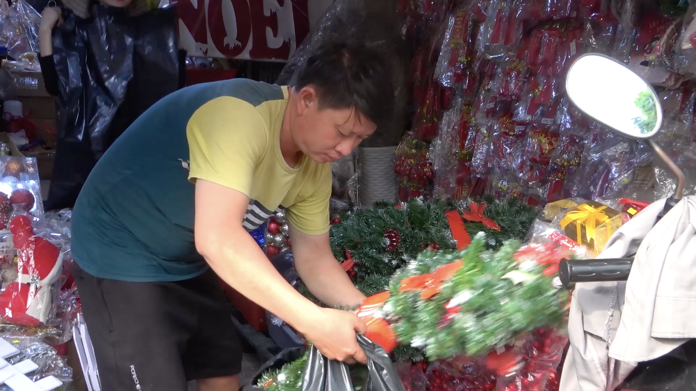 Các mặt hàng được nhiều người ưu tiên lựa chọn là cây thông, trái châu, vòng nguyệt quế, đồ trang trí lên cây thông, tuần lộc, người tuyết...