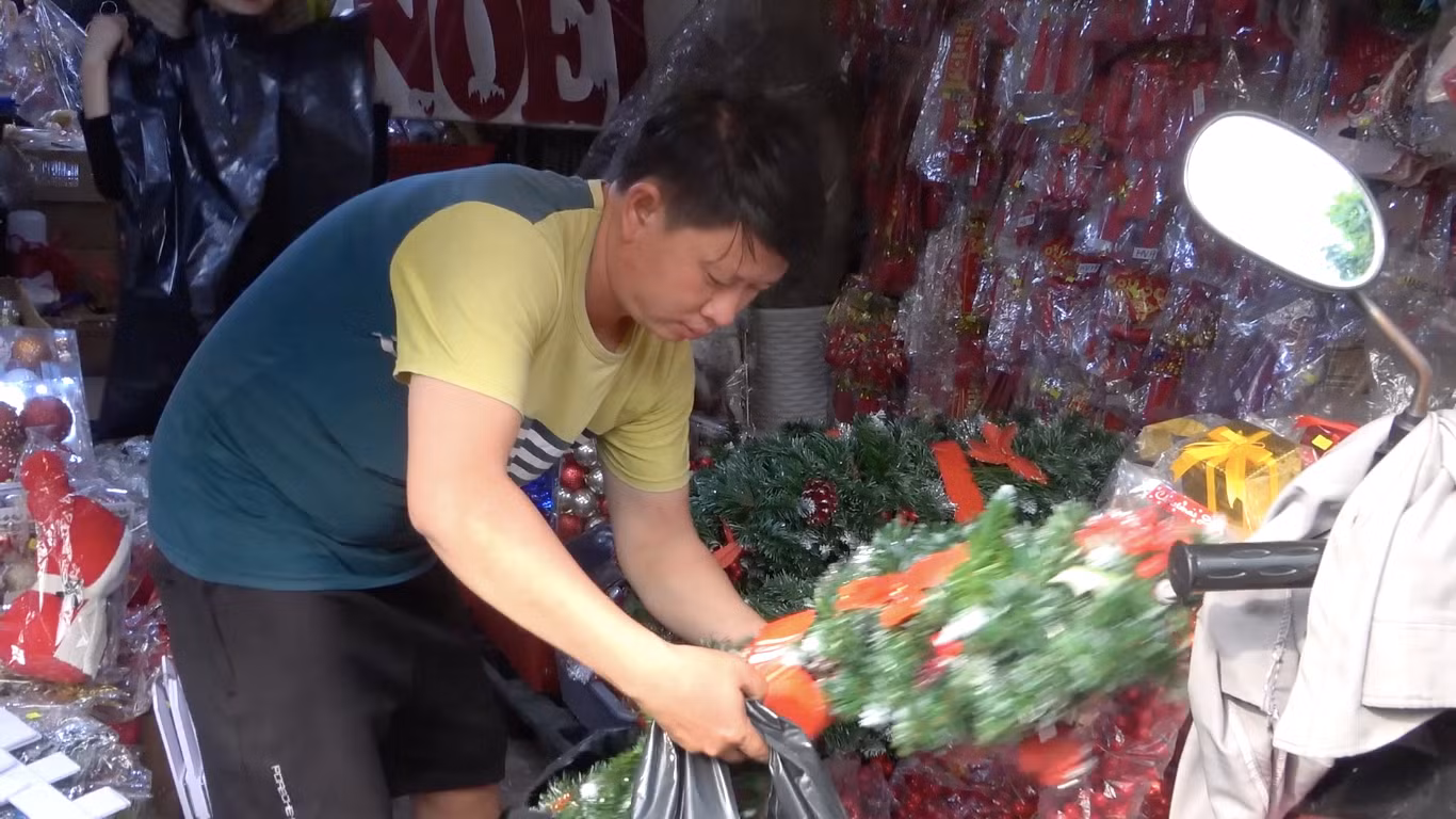 Các mặt hàng được nhiều người ưu tiên lựa chọn là cây thông, trái châu, vòng nguyệt quế, đồ trang trí lên cây thông, tuần lộc, người tuyết...
