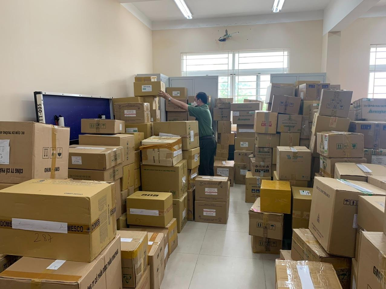 Đến nay, Công an quận 8 đã kiểm đếm được gần 20.000 sản phẩm thuốc giả, số thuốc chưa kiểm đếm còn rất lớn. Đến nay, Công an quận 8 đã kiểm đếm được gần 20.000 sản phẩm thuốc giả, số thuốc chưa kiểm đếm còn rất lớn.