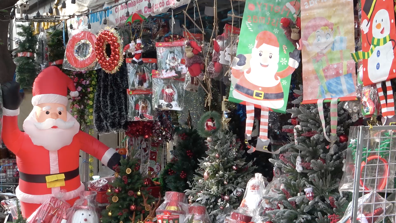 Những ngày này, hàng loạt cửa hàng chuyển sang bán những vật dụng trang trí dịp Giáng sinh.