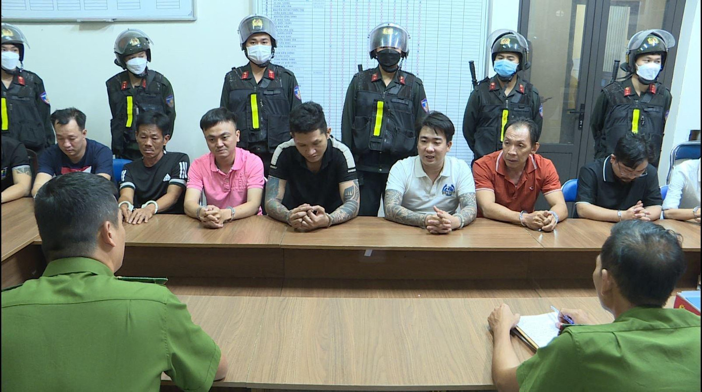 Cảnh sát lấy lời khai các nghi phạm. Cảnh sát lấy lời khai các nghi phạm.