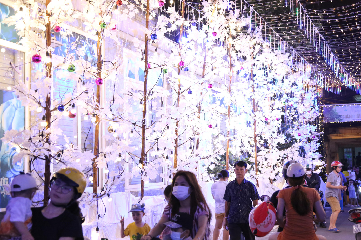 Hai bên đường hẻm được trang trí hàng cây lá phong giả, bên dưới là tuyết trắng bao phủ.