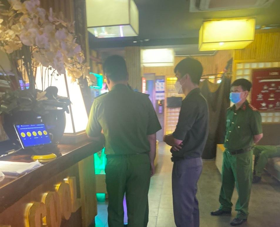 Lực lượng chức năng tiến hành kiểm tra đột xuất nhà hàng karaoke ICool 16. Lực lượng chức năng tiến hành kiểm tra đột xuất nhà hàng karaoke ICool 16.