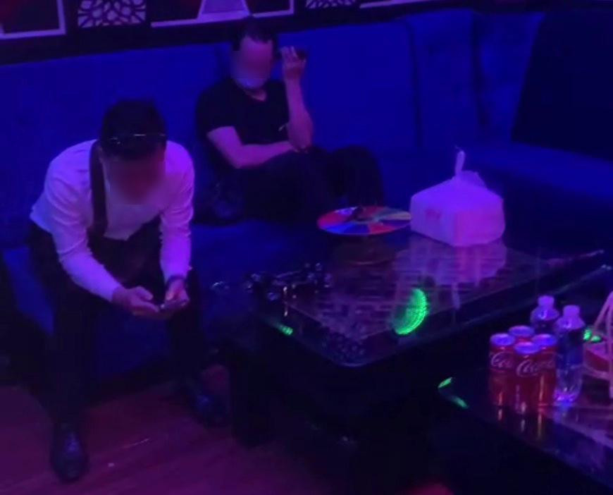 Qua kiểm tra, cơ quan chức năng phát hiện cơ sở này vẫn lén lút hoạt động với 2 phòng hát. Qua kiểm tra, cơ quan chức năng phát hiện cơ sở này vẫn lén lút hoạt động với 2 phòng hát.