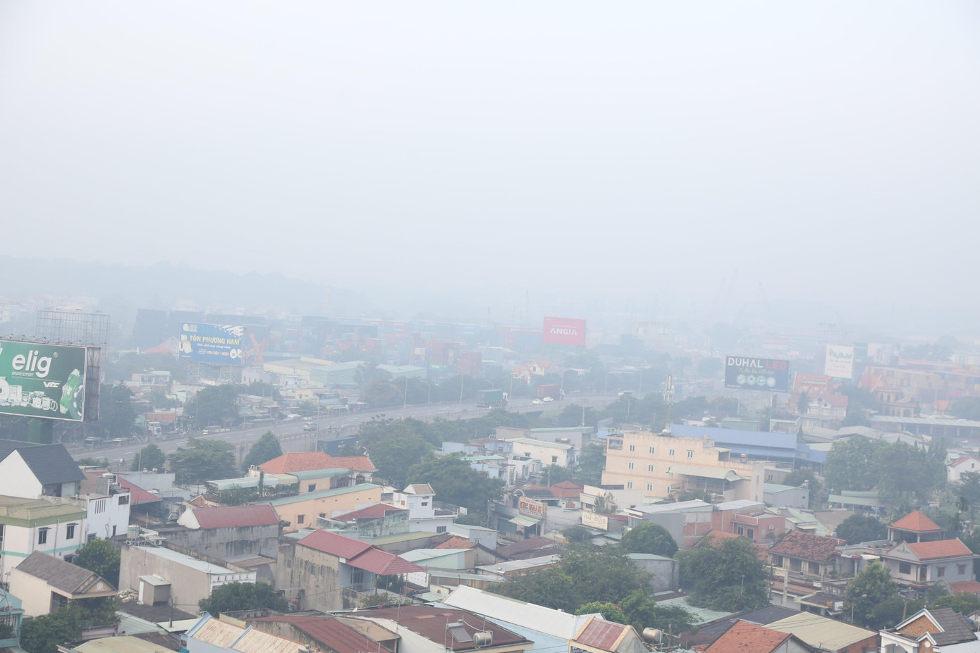 Nhiều khu vực tại TPHCM ghi nhận tình trạng sương mù xuất hiện từ sáng đến trưa.